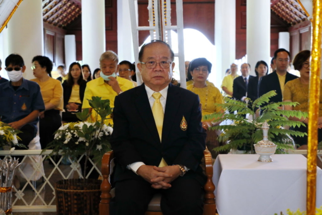รศ.ดร.วันชัย ศิริชนะ นายกสภามหาวิทยาลัยแม่ฟ้าหลวง รศ.ดร.ชยาพร วัฒนศิริ อธิการบดี และผู้บริหาร พร้อมกัน ณ วิหารพระเจ้าล้านทองเฉลิมพระเกียรติฯ