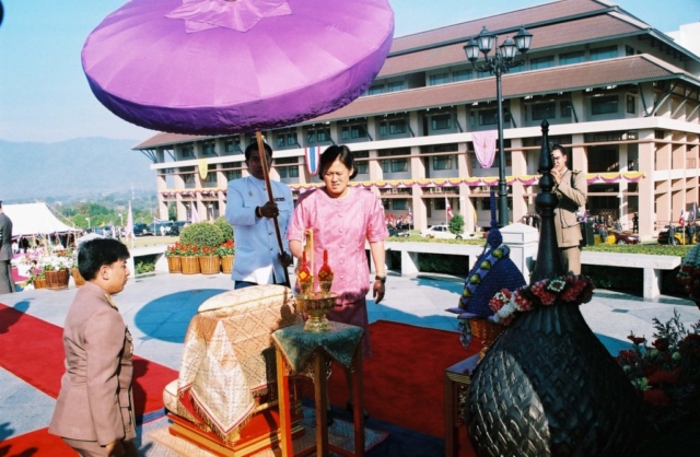 สมเด็จพระเทพรัตนราชสุดา สยามบรมราชกุมารี ทรงจุดธูปเทียนเครื่องทองน้อย ถวายราชสักการะ