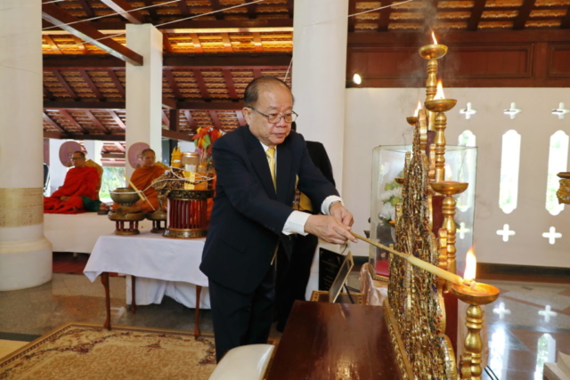 รศ.ดร.วันชัย ศิริชนะ นายกสภามหาวิทยาลัยแม่ฟ้าหลวง จุดประทีปบูชาพระเจ้าล้านทองฯ