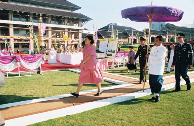สมเด็จพระเทพรัตนราชสุดา สยามบรมราชกุมารี เสด็จพระราชดำเนินเข้าสู่พลับพลาพิธี