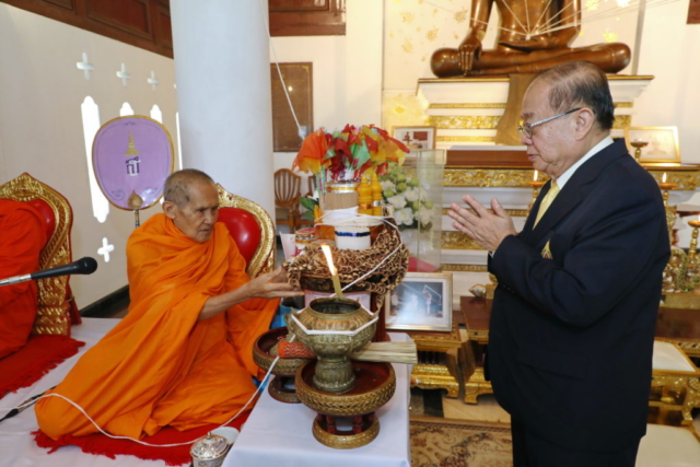 รศ.ดร.วันชัย ศิริชนะ นายกสภามหาวิทยาลัยแม่ฟ้าหลวง จุดเทียนน้ำมนต์