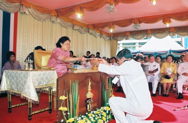 ผศ.ปริตนา ประทีปะเสน รองอธิการบดีฝ่ายปฏิบัติการทูลเกล้าถวายสูจิบัตร