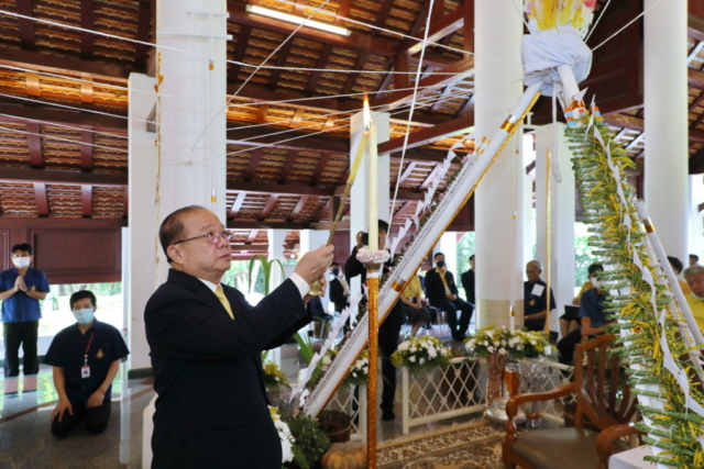 รศ.ดร.วันชัย ศิริชนะ นายกสภามหาวิทยาลัยแม่ฟ้าหลวง จุดเทียนมงคล