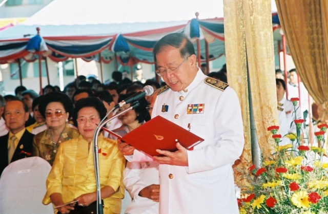 รศ.ดร.วันชัย ศิริชนะ อธิการบดี กราบบังคมทูลรายงาน
