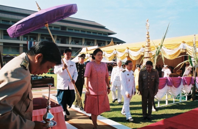 สมเด็จพระเทพรัตนราชสุดา สยามบรมราชกุมารี เสด็จพระราชดำเนินไปยังมณฑลพิธีวางศิลาฤกษ์