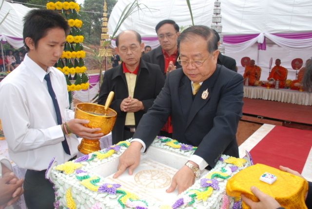 รศ.ดร.วันชัย ศิริชนะ อธิการบดีมหาวิทยาลัยแม่ฟ้าหลวง วางศิลาฤกษ์