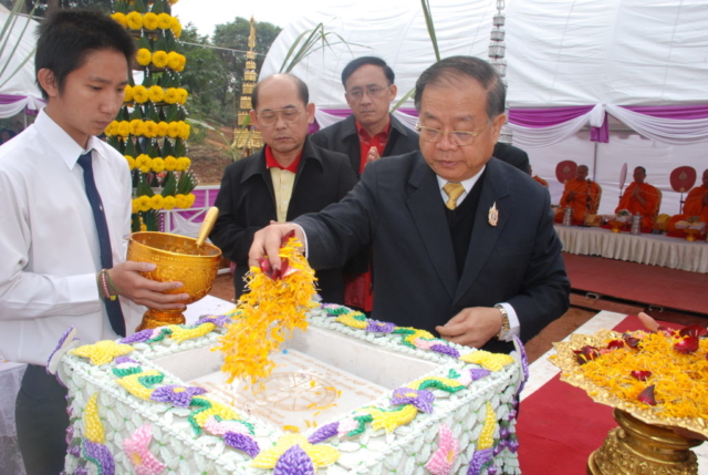 รศ.ดร.วันชัย ศิริชนะ อธิการบดีมหาวิทยาลัยแม่ฟ้าหลวง โปรยข้าวตอก / ดอกไม้