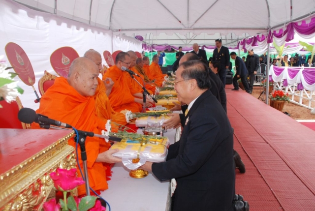 รศ.ดร.วันชัย ศิริชนะ อธิการบดีมหาวิทยาลัยแม่ฟ้าหลวง ผู้บริหาร และแขกผู้มีเกียรติถวายไทยธรรมแด่พระสงฆ์