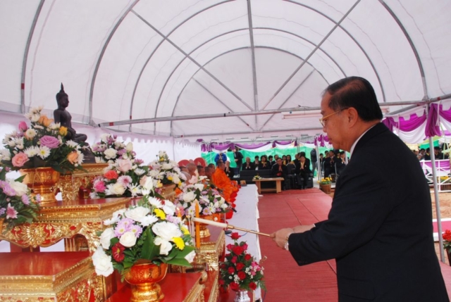 รศ.ดร.วันชัย ศิริชนะ ประธานในพิธี จุดธูปเทียนบูชาพระรัตนตรัย