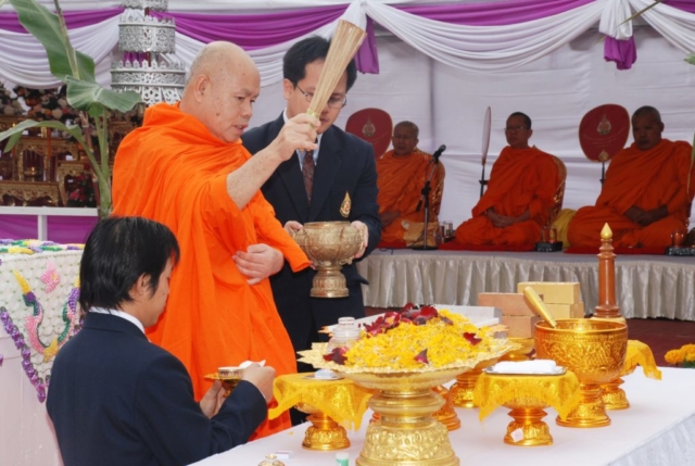พระราชสิทธินายก ประพรมน้ำพระพุทธมนต์แผ่นศิลาฤกษ์