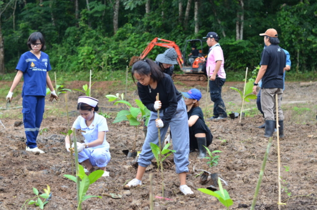 ภาพบรรยากาศกิจกรรมโครงการ “ศธ. ปลูกป่าร่วมใจทำดีเพื่อพ่อ”