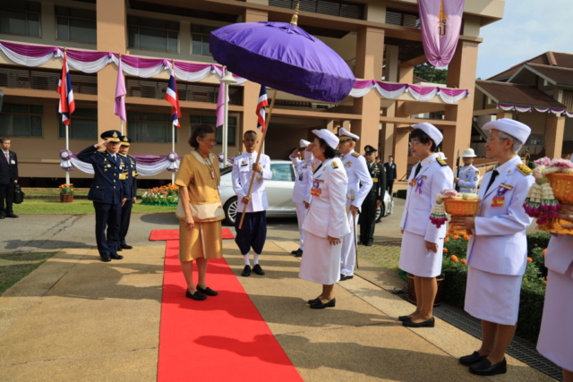 รองศาสตราจารย์นภาวรรณ นพรัตนราภรณ์ นายกสมาคมวิทยาศาสตร์แห่งประเทศไทยในพระบรมราชูปภัมภ์ และรองศาสตราจารย์ชยาพร วัฒนศิริ อธิการบดีมหาวิทยาลัยแม่ฟ้าหลวง เฝ้าฯ รับเสด็จ
