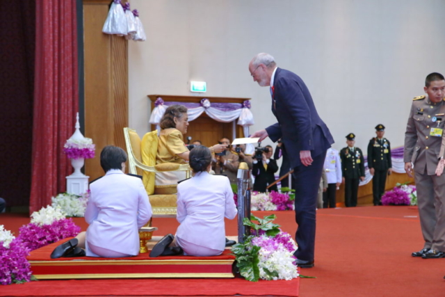 Professor Robert H. Grubbs เข้ารับพระราชทานโล่