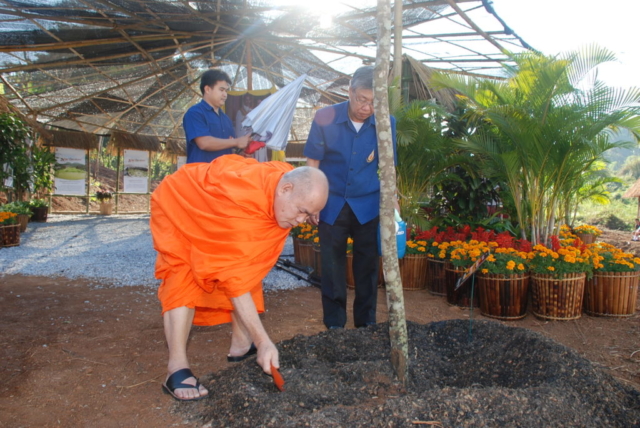 พระธรรมราชานุวัตร ประธานสงฆ์ ปลูกต้นไม้ในโครงการ
