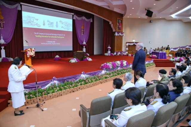 รองศาสตราจารย์นภาวรรณ นพรัตนราภรณ์ นายกสมาคมวิทยาศาสตร์แห่งประเทศไทยในพระบรมราชูปภัมภ์ กราบบังคมทูลแนะนำและกราบบังคมทูลเบิก Professor Robert H. Grubbs 2005 Nobel in Chemistry บรรยายนำเรื่อง Discovery and Applications of Selective Olefin Metathesis Catalysts