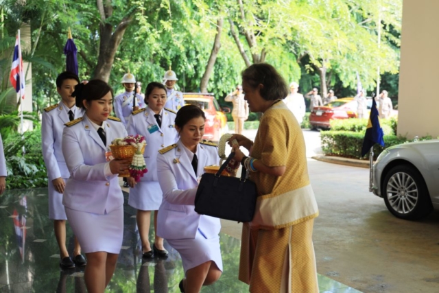 สมเด็จพระกนิษฐาธิราชเจ้า กรมสมเด็จพระเทพรัตนราชสุดาฯ สยามบรมราชกุมารี เสด็จพระราชดำเนินโดยรถยนต์พระที่นั่งไปยังอาคารวันชัย ศิริชนะ ผู้แทนมหาวิทยาลัยแม่ฟ้าหลวง คณาจารย์ และนักศึกษา เฝ้าฯ รับเสด็จ และทูลเกล้าฯ ถวายพวงมาลัย