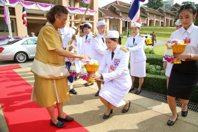 รองศาสตราจารย์สายวรุฬ ชัยวานิชศิริ ประธานจัดการประชุมวิชาการวิทยาศาสตร์และเทคโนโลยีแห่งประเทศไทย ผู้ช่วยศาสตราจารย์อุไรวรรณ อินต๊ะถา คณบดีสำนักวิชาวิทยาศาสตร์ มหาวิทยาลัยแม่ฟ้าหลวง และผู้แทนนักศึกษา ทูลเกล้าฯ ถวายพวงมาลัย