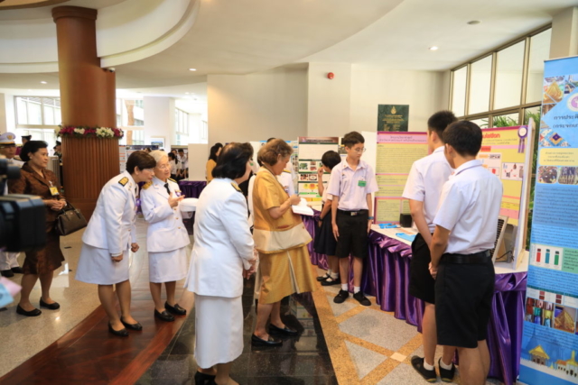 สมเด็จพระกนิษฐาธิราชเจ้า กรมสมเด็จพระเทพรัตนราชสุดาฯ สยามบรมราชกุมารี ทอดพระเนตรนิทรรศการ และโครงงานวิทยาศาสตร์