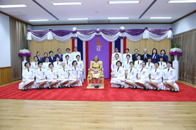 สมเด็จพระกนิษฐาธิราชเจ้า กรมสมเด็จพระเทพรัตนราชสุดาฯ สยามบรมราชกุมารี ฉายพระฉายาลักษณ์ร่วมกับ คณะกรรมการบริหารของสมาคมวิทยาศาสตร์แห่งประเทศไทยในพระบรมราชูปถัมภ์