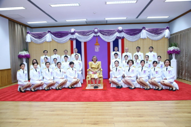 สมเด็จพระกนิษฐาธิราชเจ้า กรมสมเด็จพระเทพรัตนราชสุดาฯ สยามบรมราชกุมารี ฉายพระฉายาลักษณ์ร่วมกับคณะผู้บริหารจากมหาวิทยาลัยแม่ฟ้าหลวงและคณะกรรมการดำเนินงานจัดการประชุม
