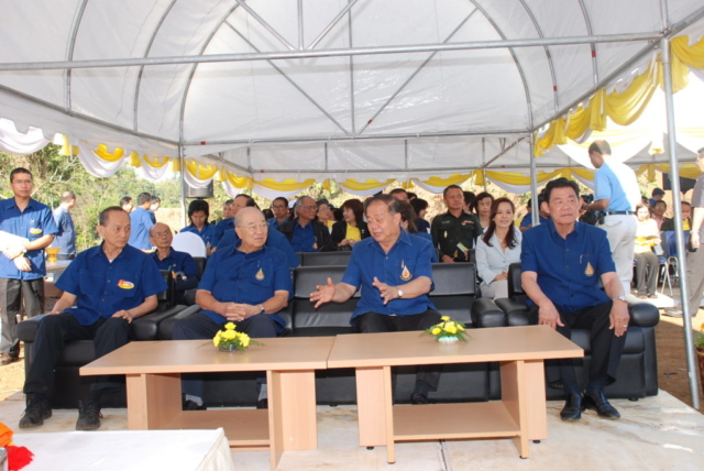 พลตำรวจเอก เภา สารสิน นายกสภามหาวิทยาลัยแม่ฟ้าหลวง รศ.ดร.วันชัย ศิริชนะ อธิการบดี ผู้บริหาร และผู้มีเกียรติ พร้อมกัน ณ สถานที่ประกอบพิธี