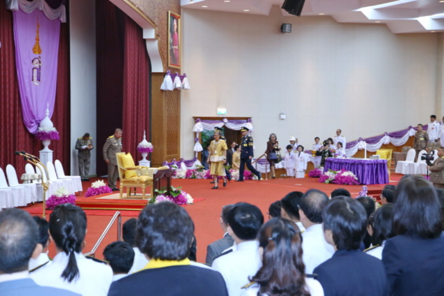 สมเด็จพระกนิษฐาธิราชเจ้า กรมสมเด็จพระเทพรัตนราชสุดาฯ สยามบรมราชกุมารี เสด็จเข้าหอประชุมสมเด็จย่า