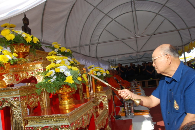 พลตำรวจเอก เภา สารสิน ประธานในพิธี จุดธูปเทียนบูชาพระรัตนตรัย