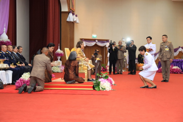 รองศาสตราจารย์ชยาพร วัฒนศิริ อธิการบดีมหาวิทยาลัยแม่ฟ้าหลวง เข้าเฝ้าฯ ทูลเกล้าฯ ถวายของที่ระลึก