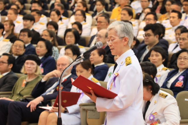 รองศาสตราจารย์สายวรุฬ ชัยวานิชศิริ ประธานจัดการประชุมวิชาการวิทยาศาสตร์และเทคโนโลยีแห่งประเทศไทยฯ กราบบังคมทูลรายงาน