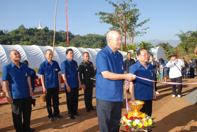 พลตำรวจเอก เภา สารสิน นายกสภามหาวิทยาลัยแม่ฟ้าหลวง ประธานในพิธี เปิดแพรคลุมป้ายโครงการ