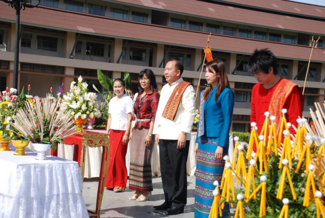 ผู้เข้าร่วมพิธีถวายพานพุ่มดอกไม้ หน้าพระราชานุสาวรีย์สมเด็จพระศรีนครินทราบรมราชชนนี