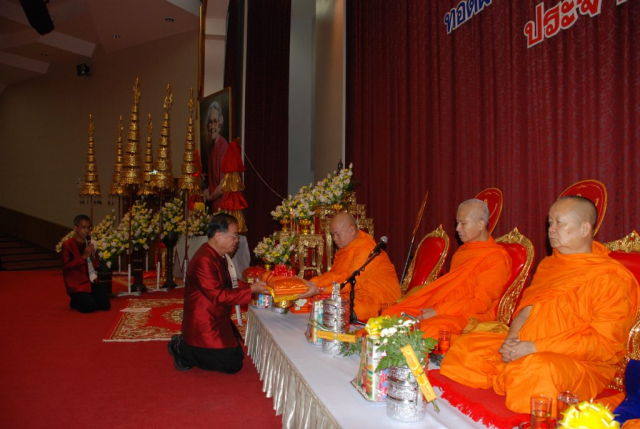 พิธีทางศาสนาในหอประชุมสมเด็จย่า