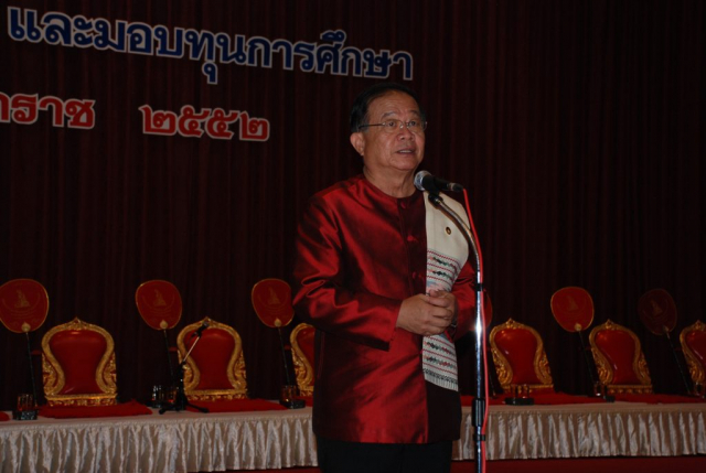 รศ.ดร.วันชัย ศิริชนะ อธิการบดี กล่าวให้โอวาทนักศึกษาผู้รับทุน