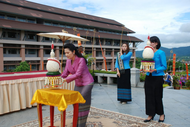 ผู้เข้าร่วมพิธีถวายพานพุ่มดอกไม้ หน้าพระราชานุสาวรีย์สมเด็จพระศรีนครินทราบรมราชชนี