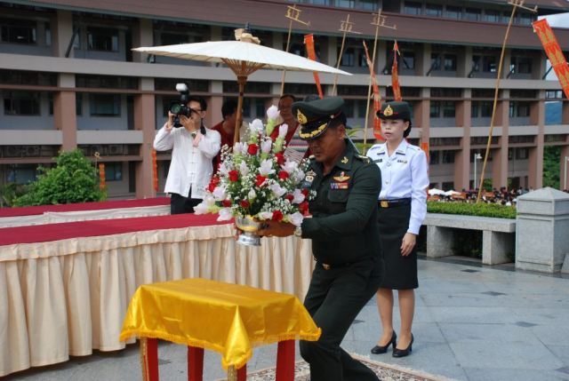 ผู้เข้าร่วมพิธีถวายพานพุ่มดอกไม้ หน้าพระราชานุสาวรีย์สมเด็จพระศรีนครินทราบรมราชชนี