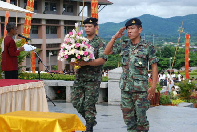 ผู้เข้าร่วมพิธีถวายพานพุ่มดอกไม้ หน้าพระราชานุสาวรีย์สมเด็จพระศรีนครินทราบรมราชชนี