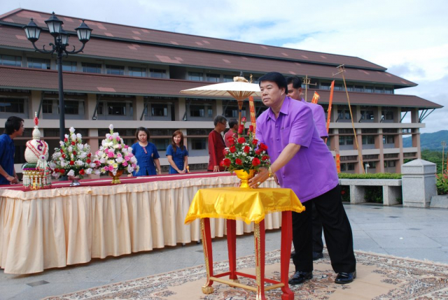 ผู้เข้าร่วมพิธีถวายพานพุ่มดอกไม้ หน้าพระราชานุสาวรีย์สมเด็จพระศรีนครินทราบรมราชชนี