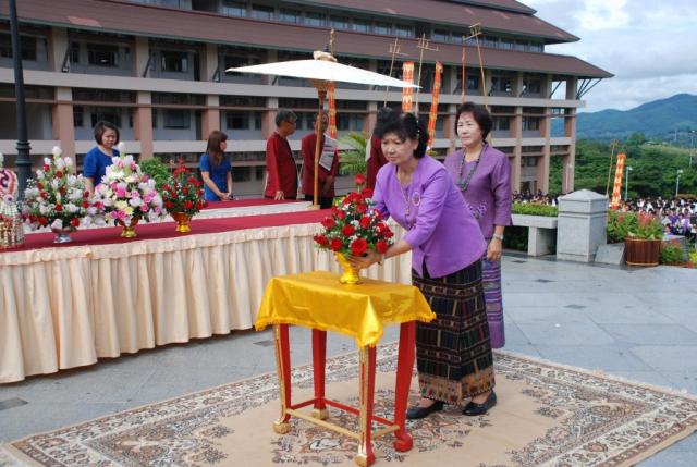 ผู้เข้าร่วมพิธีถวายพานพุ่มดอกไม้ หน้าพระราชานุสาวรีย์สมเด็จพระศรีนครินทราบรมราชชนี