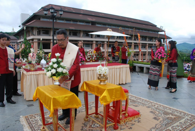 รศ.นสพ.ดร.เทอด เทศประทีป อธิการบดี ถวายพานพุ่มดอกไม้หน้าพระราชานุสาวรีย์สมเด็จพระศรีนครินทราบรมราชชนนี