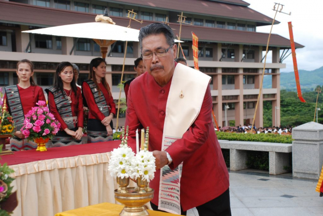 รศ.นสพ.ดร.เทอด เทศประทีป อธิการบดี จุดธูปเทียนเครื่องทองน้อยหน้าพระราชานุสาวรีย์สมเด็จพระศรีนครินทราบรมราชชนนี