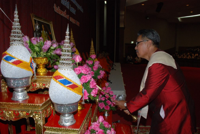 รศ.นสพ.ดร.เทอด เทศประทีป อธิการบดี จุดธูปเทียนบูชาพระรัตนตรัย