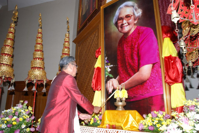 รศ.นสพ.ดร.เทอด เทศประทีป อธิการบดี จุดธูปเทียนเครื่องทองน้อยหน้าพระบรมฉายาลักษณ์สมเด็จพระศรีนครินทราบรมราชชนนี