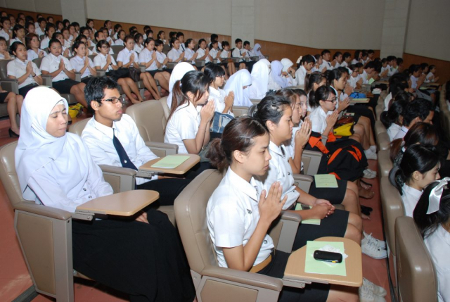 พิธีทางศาสนาในหอประชุมสมเด็จย่า