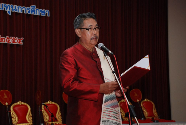 รศ.นสพ.ดร.เทอด เทศประทีป อธิการบดี กล่าวให้โอวาทนักศึกษาผู้ได้รับทุนการศึกษา