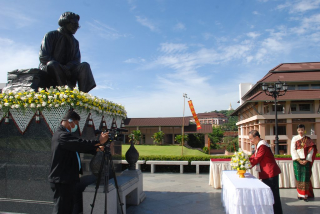 รศ.ดร.วันชัย ศิริชนะ อธิการบดี ถวายพานพุ่มดอกไม้ หน้าพระราชานุสาวรีย์สมเด็จพระศรีนครินทราบรมราชชนนี