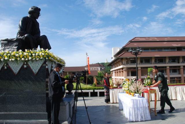 ผู้เข้าร่วมพิธีถวายพานพุ่มดอกไม้ หน้าพระราชานุสาวรีย์สมเด็จพระศรีนครินทราบรมราชชนนี