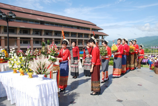 ผู้เข้าร่วมพิธีถวายพานพุ่มดอกไม้ หน้าพระราชานุสาวรีย์สมเด็จพระศรีนครินทราบรมราชชนนี