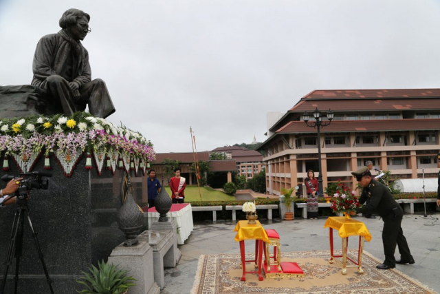 ผู้เข้าร่วมพิธีถวายพานพุ่มดอกไม้หน้าพระราชานุสาวรีย์สมเด็จพระศรีนครินทราบรมราชชนนี