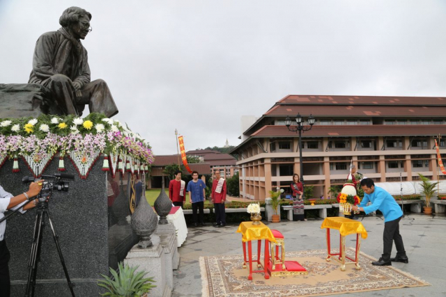 ผู้เข้าร่วมพิธีถวายพานพุ่มดอกไม้หน้าพระราชานุสาวรีย์สมเด็จพระศรีนครินทราบรมราชชนนี