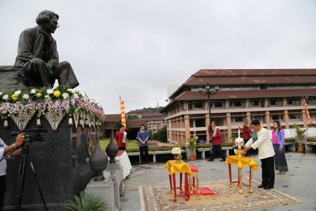 ผู้เข้าร่วมพิธีถวายพานพุ่มดอกไม้หน้าพระราชานุสาวรีย์สมเด็จพระศรีนครินทราบรมราชชนนี